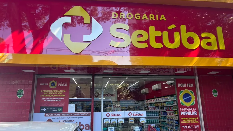 Nova fachada e entrada da unidade Espinheiro da Drogaria Setúbal